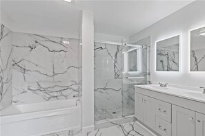 Jetted bath, hair dryer, towels, soap - Spacious 4-bedroom house in delightful Richmond (Richmond)