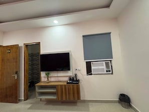 Deluxe Double Room | Individually furnished, desk, laptop workspace, soundproofing - Radiant Hotel and Banquet  (Noida)
