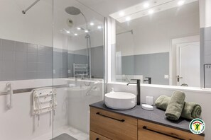 Bathroom - Vrbo Property (FECAMP)