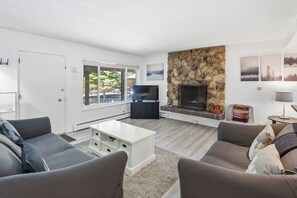 Smart-TV, Kamin, Stereoanlage