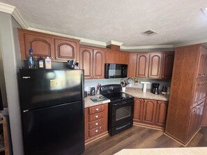 Fridge, microwave, oven, stovetop - Sportsman’s Place minutes from Venice Marina (Buras)