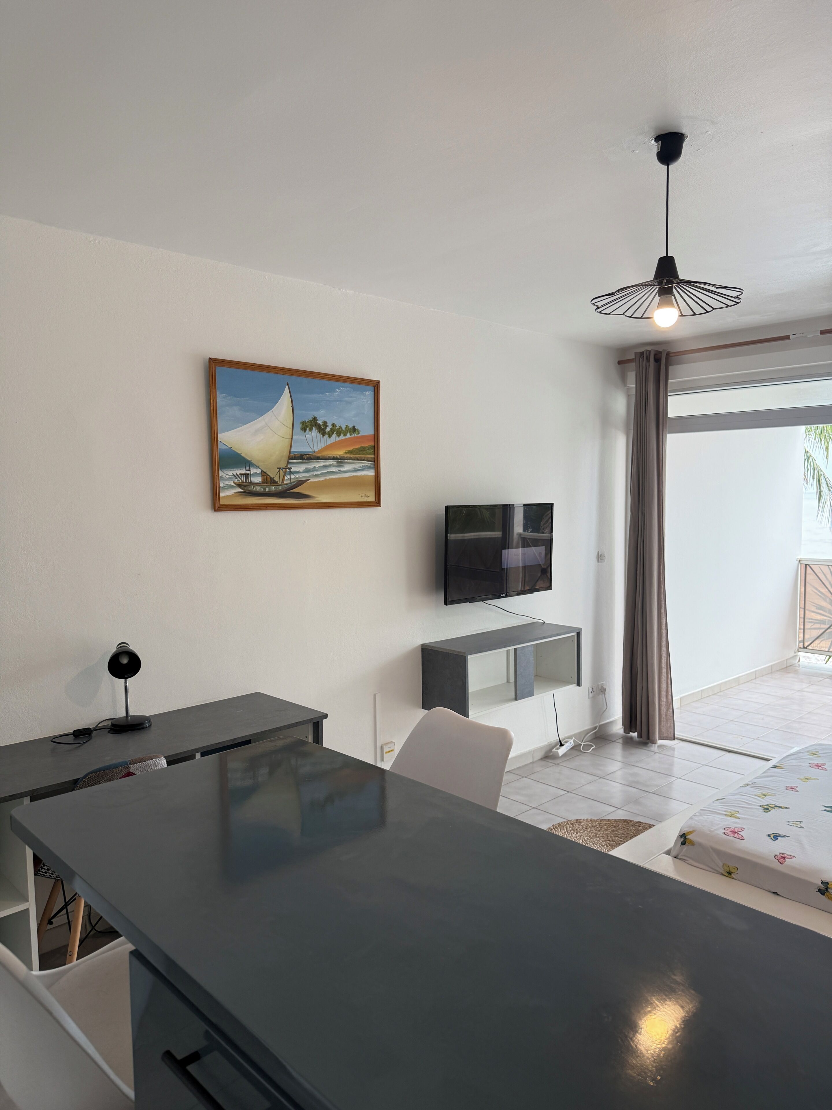 Tabla de planchar con plancha, wifi y ropa de cama 