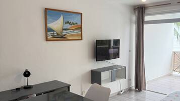 Tabla de planchar con plancha, wifi y ropa de cama