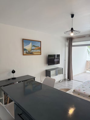 Tabla de planchar con plancha, wifi, ropa de cama