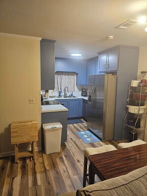 Private kitchen - Southern Comfort, Peaceful 3-bedroom country house with AC in charming Alamo (Alamo)