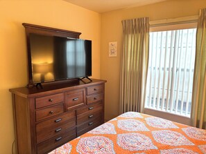 1 bedroom, desk, iron/ironing board, free WiFi - Relax & Unwind~Cozy 1bed/1bath Condo with Beautiful Pond & Golf Views (Branson)