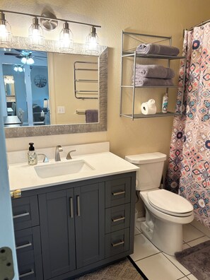 Hair dryer, towels, soap, shampoo - Relax & Unwind~Cozy 1bed/1bath Condo with Beautiful Pond & Golf Views (Branson)