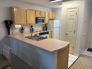 Fridge, microwave, oven, stovetop - Relax & Unwind~Cozy 1bed/1bath Condo with Beautiful Pond & Golf Views (Branson)
