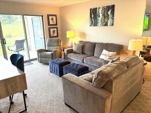 Smart TV, fireplace - Relax & Unwind~Cozy 1bed/1bath Condo with Beautiful Pond & Golf Views (Branson)
