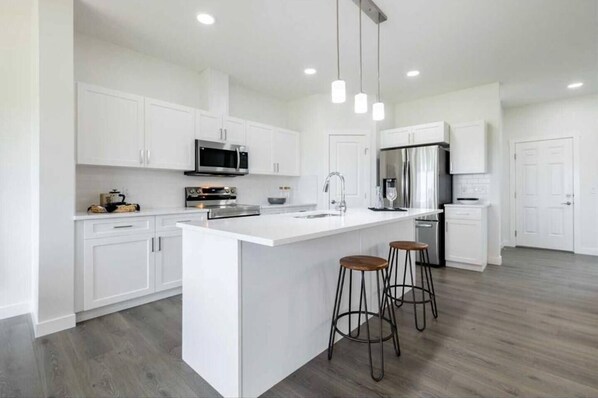 Coffee/tea maker, fridge, microwave, oven - Heartland Nest - Brand New 2BR house with Garage, AC, BBQ (Cochrane)