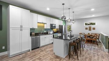 Refrigerador, microondas, horno, placa de cocina
