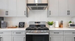 Coffee/tea maker, fridge, microwave, stovetop - The Emerald - 3BR with King Beds |  BBQ | AC | Full-Kitchen | Laundry (Calgary)