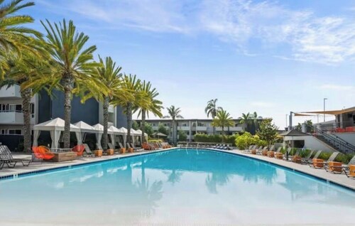 Sleeps 6 AC • Pool • Jacuzzi • Gym • Pickleball Courts • Basketball Courts