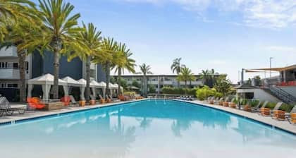 Sleeps 6 AC • Pool • Jacuzzi • Gym • Pickleball Courts • Basketball Courts