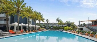 Sleeps 6 AC • Pool • Jacuzzi • Gym • Pickleball Courts • Basketball Courts
