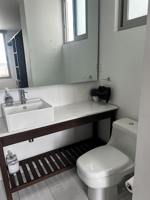 Haartrockner, Handtücher, Seife, Toilettenpapier