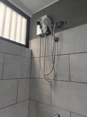 Regadera, toallas, jabón, papel de baño 