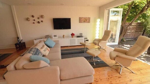 Smart TV - beautiful renovated Victorian cottage for longer term rental (Port Melbourne)