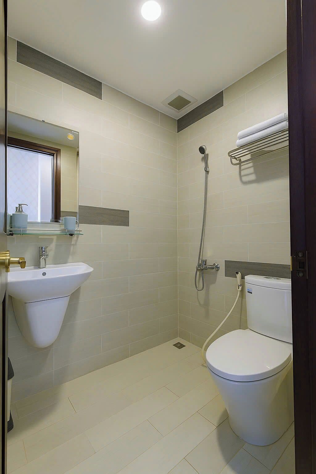 Standaard tweepersoonskamer | Badkamer | Gratis toiletartikelen, een haardroger, handdoeken, zeep