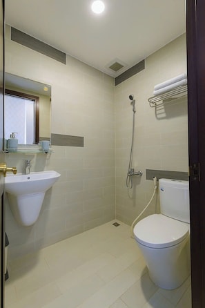 Standaard tweepersoonskamer | Badkamer | Gratis toiletartikelen, een haardroger, handdoeken, zeep