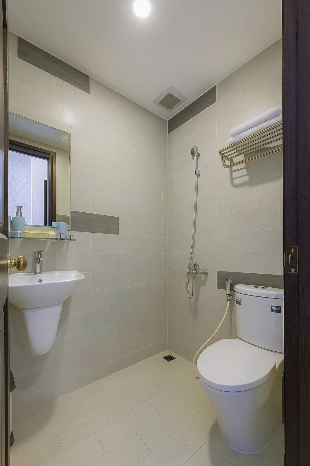 Standard-Doppelzimmer | Badezimmer | Kostenlose Toilettenartikel, Haartrockner, Handtücher, Seife