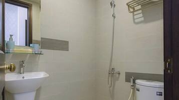 Standard-Doppelzimmer | Badezimmer | Kostenlose Toilettenartikel, Haartrockner, Handtücher, Seife