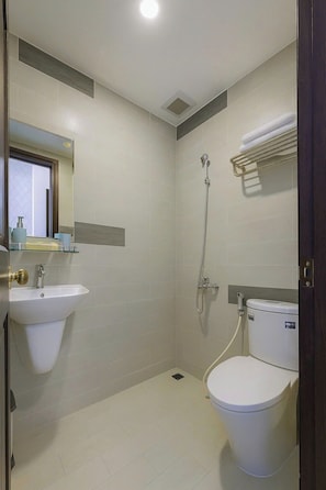 Standard Double Room | Bathroom | Free toiletries, hair dryer, towels, soap - Thanh Thanh Station View (Xuan Huong)