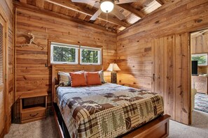 Tabla de planchar con plancha, cuna de viaje, wifi y ropa de cama