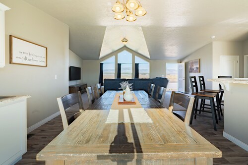 Nice 3-bedroom house ,1 King 3 Queens and 2 Full Bath, with AC in Oakley