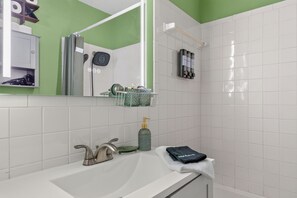 Asciugacapelli, asciugamani, sapone, carta igienica