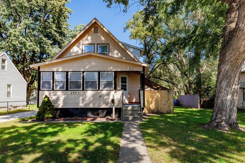 The Walnut Retreat~Whole house! Hot Tub~Library~