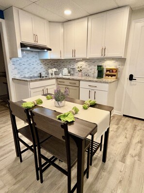 Private kitchen - -Leo's Cozy STUDIO- in.family.Home.Main.level (Dallas)