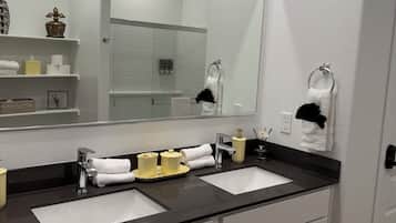 Haartrockner, Handtücher, Seife, Toilettenpapier