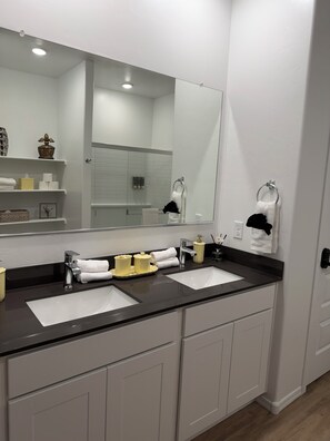 Haartrockner, Handtücher, Seife, Toilettenpapier