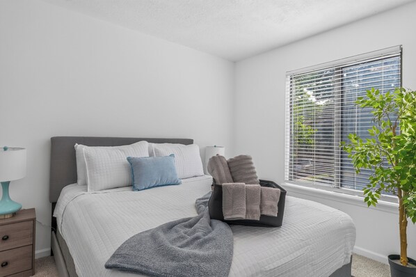 4 habitaciones, escritorio y tabla de planchar con plancha 