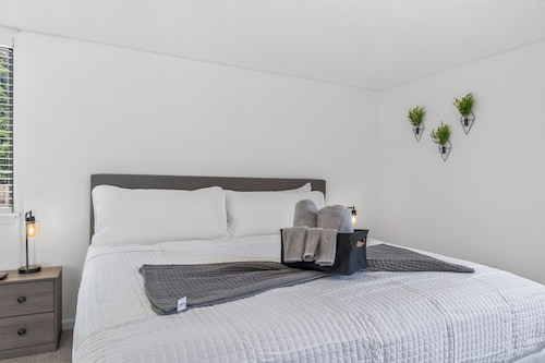 The Grand Estate . Private Pool . Sleeps 10 . Events Welcome