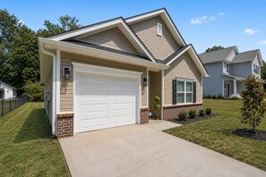 Exterior - The Mocha Manor, Brand New Cozy Stay Near UNCC & Uptown! Big Yard with Grill, & Pets OK! +15% Off! (Charlotte)