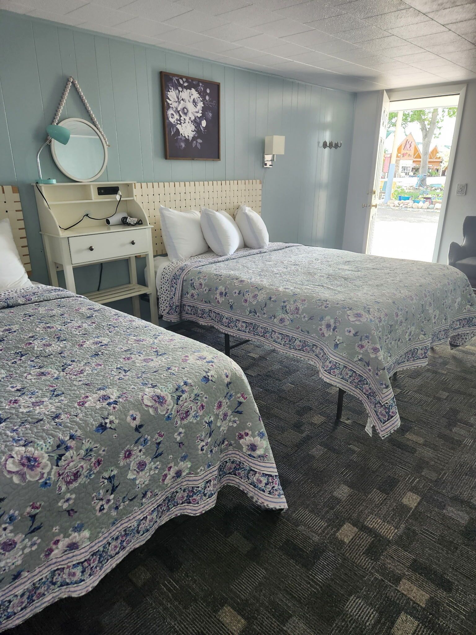Decoración personalizada, muebles diferentes y cortinas blackout 