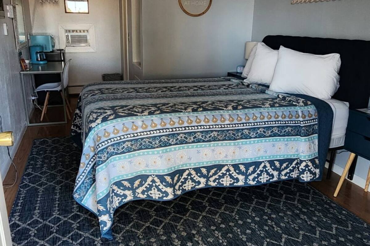 Een slaapkamer met twee bedden, een bureau en een stoel.