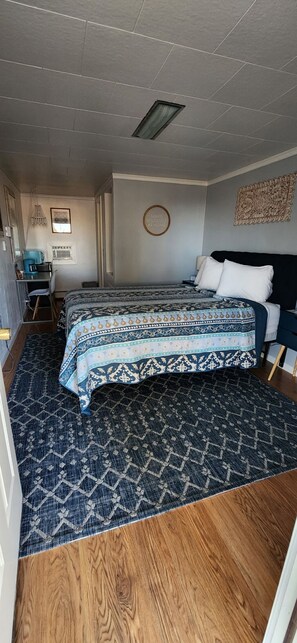 Single Room, Patio, Garden View | Individually decorated, individually furnished, blackout drapes - Sage Motel (Greybull)