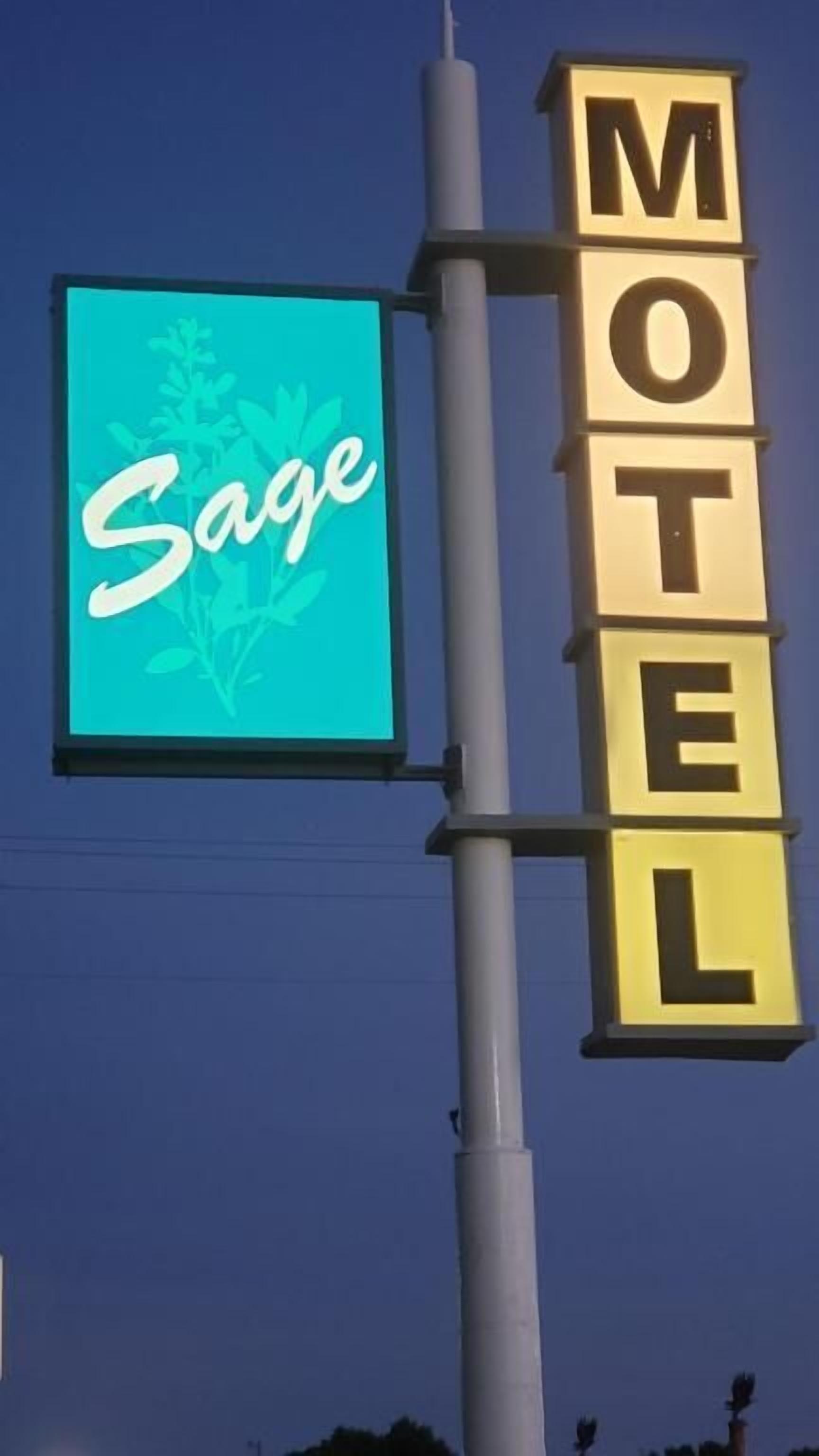 Et motel-skilt med navnet 'Sage' og et neonskilt med et plantemotiv.