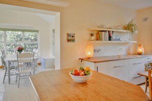Dining - 6 bedroom house situated beside the River Boyne and Ramparts Walk close to Slane Bridge and 5 minute (Slane)