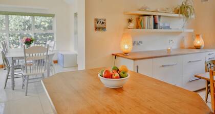 6 bedroom house situated beside the River Boyne and Ramparts Walk close to Slane Bridge and 5 minute