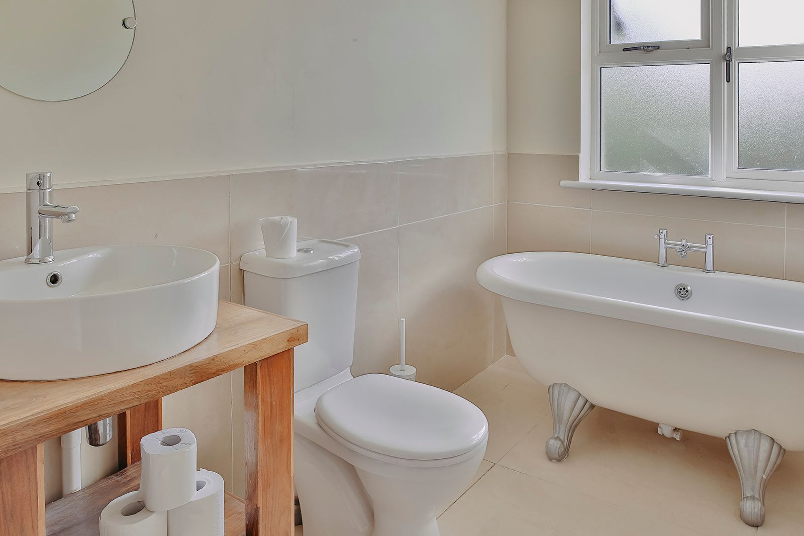 Une salle de bain avec un lavabo, des toilettes et une baignoire.
