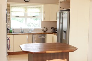 Private kitchen - 6 bedroom house situated beside the River Boyne and Ramparts Walk close to Slane Bridge and 5 minute (Slane)