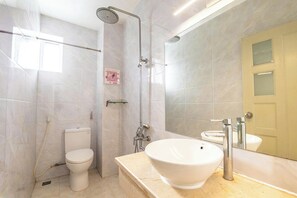 Estudio Deluxe, 1 cama de matrimonio, cocina básica | Baño | Ducha, secador de pelo, toallas y jabón