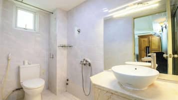 Standard-Studio, Blick auf den Innenhof | Badezimmer