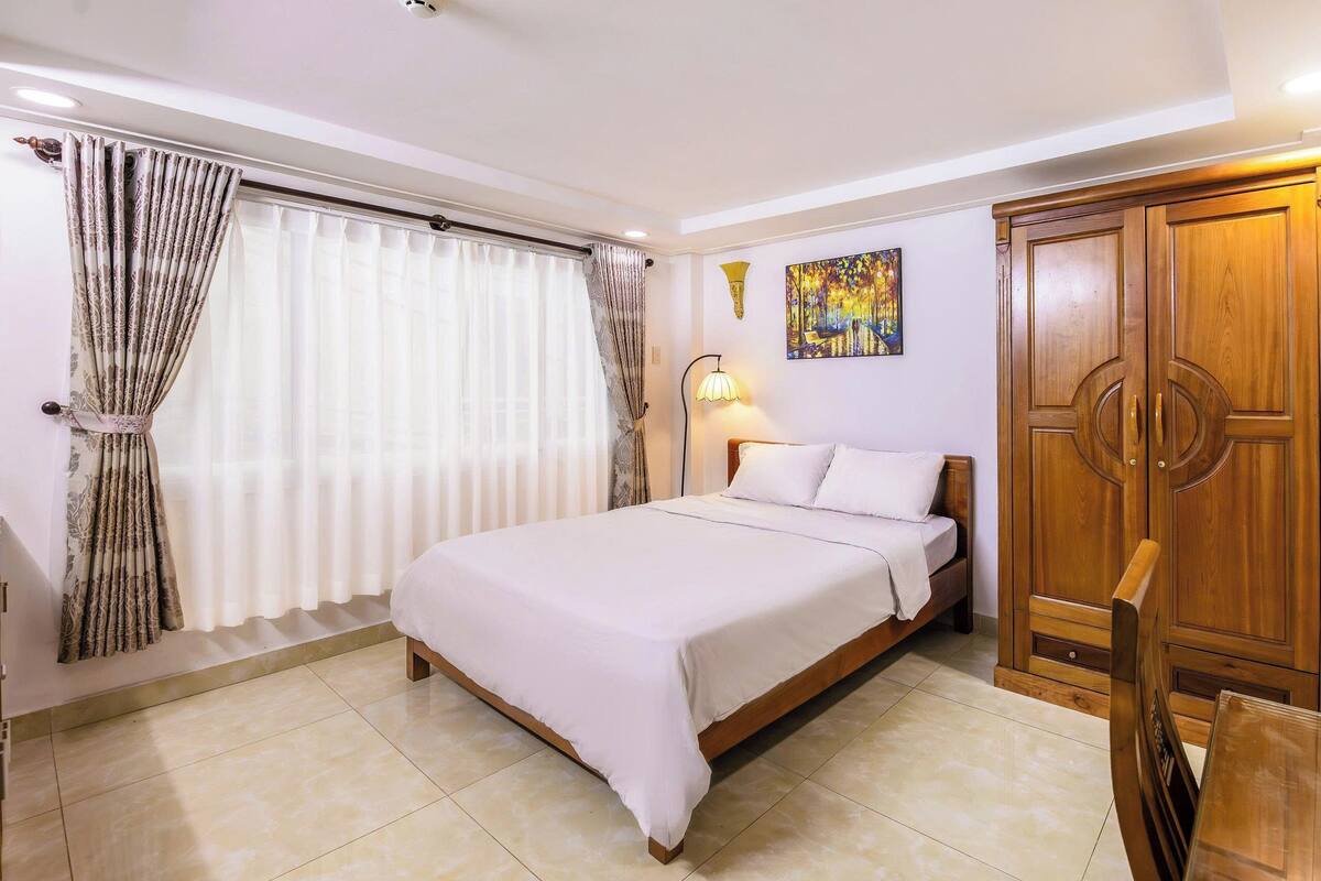 Desk, laptop workspace, WiFi (free), bed sheets