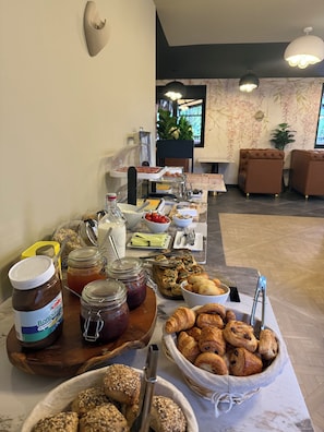 Montaje de bufé con diversos alimentos, como pasteles, salsas y aderezos.