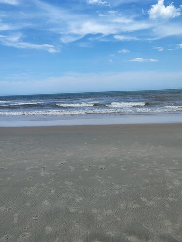 Cozy 1-bedroom resort in peaceful Surfside Beach with AC